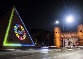 Acea illumina la Piramide Cestia con i simboli degli Obiettivi dell'Agenda 2030