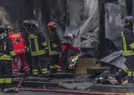 Milano, aereo precipita: 8 morti, 2 sono italiani