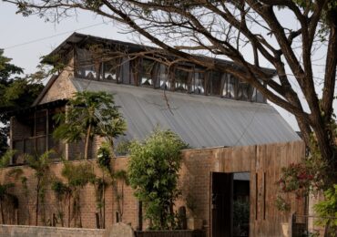 Una casa in India dal design rustico e vintage con un tetto particolare