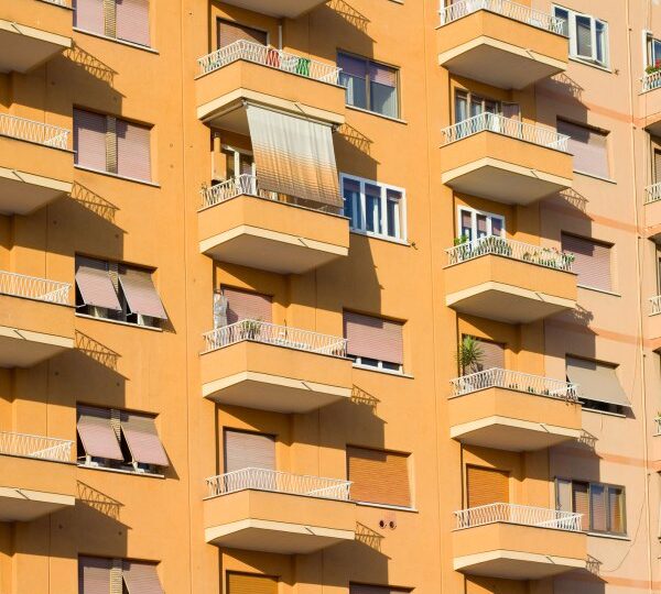 Abusi edilizi in condominio: notifica ordinanze di demolizione e accesso documentale fra condomini