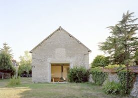 Il minimalismo rurale dà nuova vita a una vecchia casa di campagna in Francia