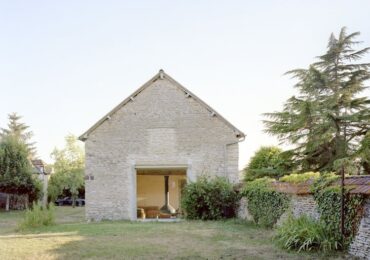 Il minimalismo rurale dà nuova vita a una vecchia casa di campagna in Francia