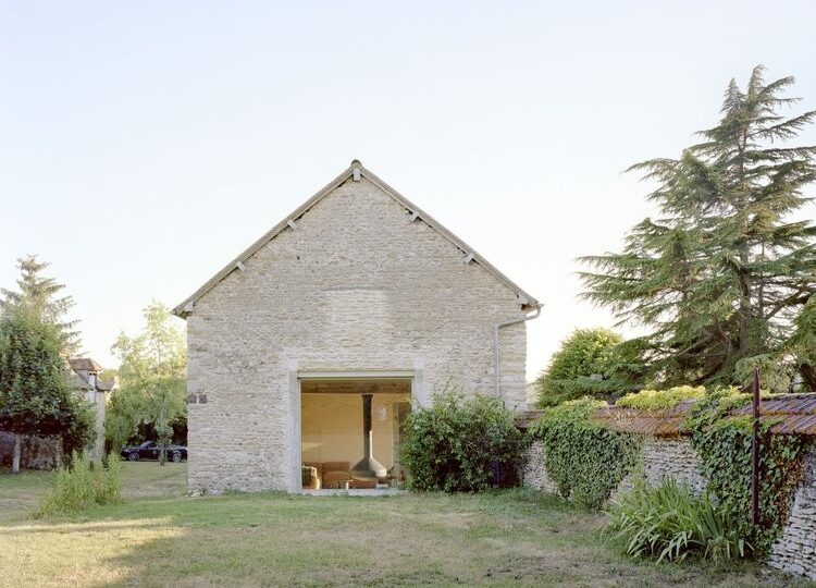 Il minimalismo rurale dà nuova vita a una vecchia casa di campagna in Francia