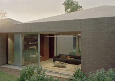 Una casa dal design minimalista per una famiglia numerosa a Melbourn